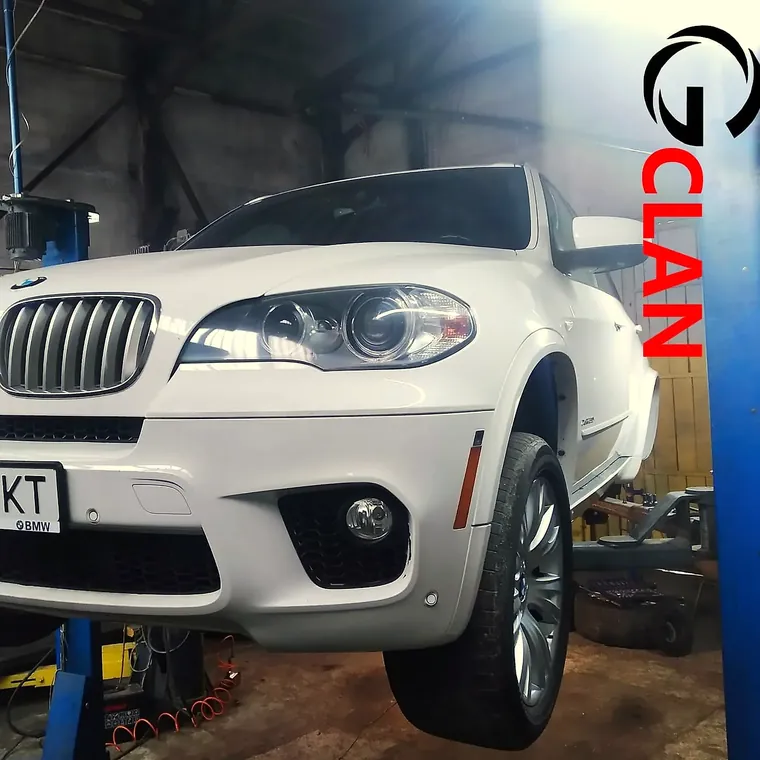 Позашляховик BMW на підйомнику в нашому сервісному боксі